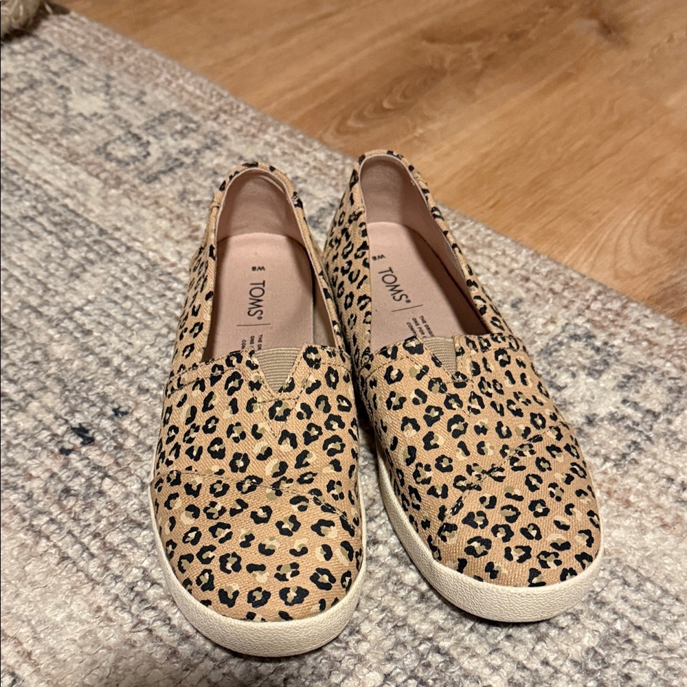 Women’s cheetah toms size 8